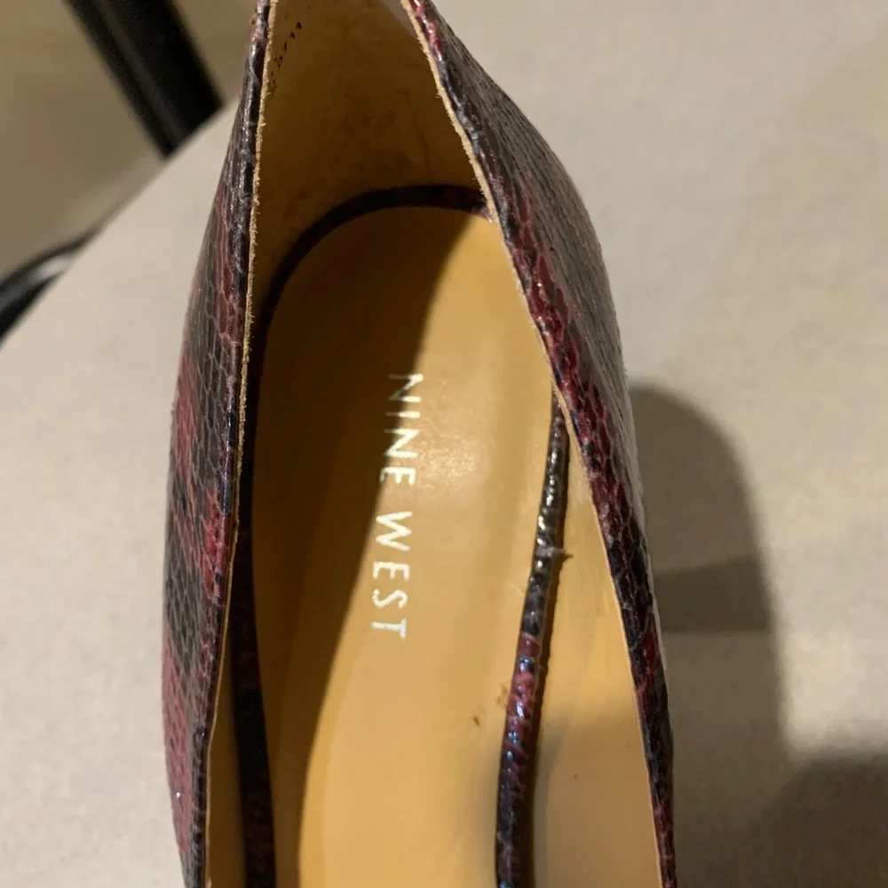 NWOB Burgundy/Black Snakeprint Leather Platform Pumps sz 8.5 M